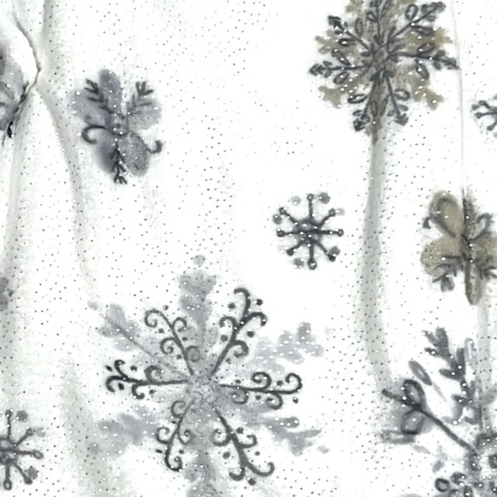 Envogue - ‘Sparkling Snowflakes ❄️’ plush throw. 60” x 70”. NWT. Firm!